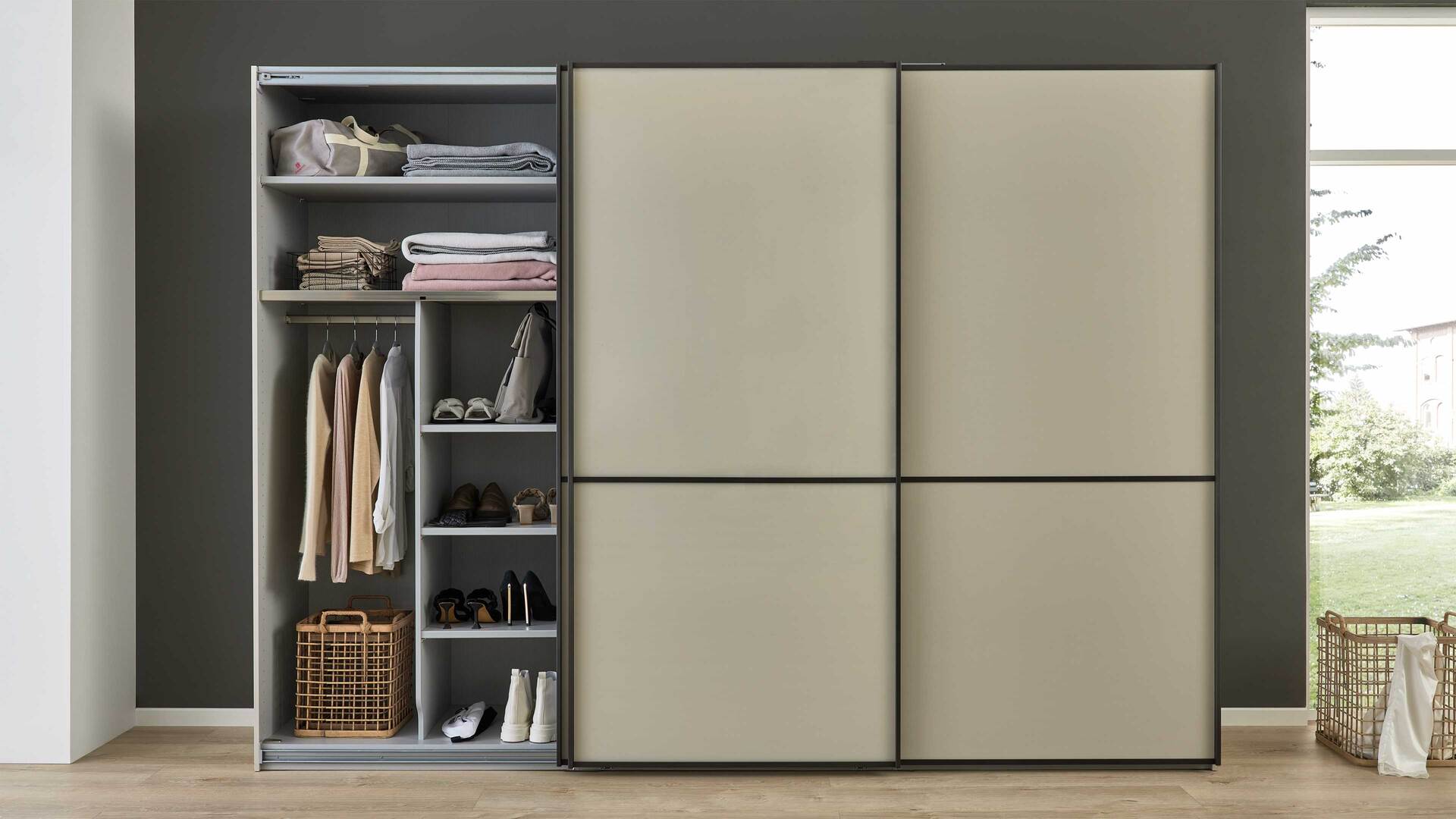 Interliving Kleiderschrank Serie 1205 – Schwebetürenschrank