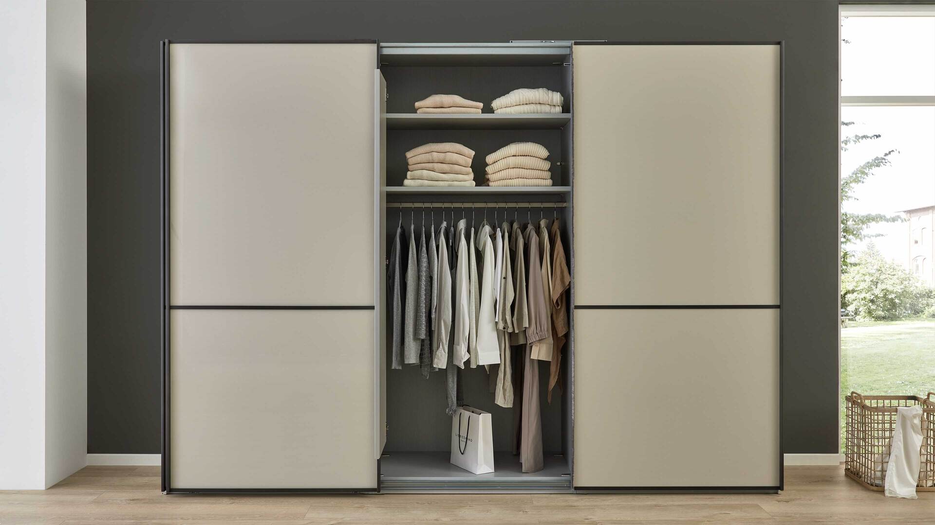 Interliving Kleiderschrank Serie 1205 – Schwebetürenschrank