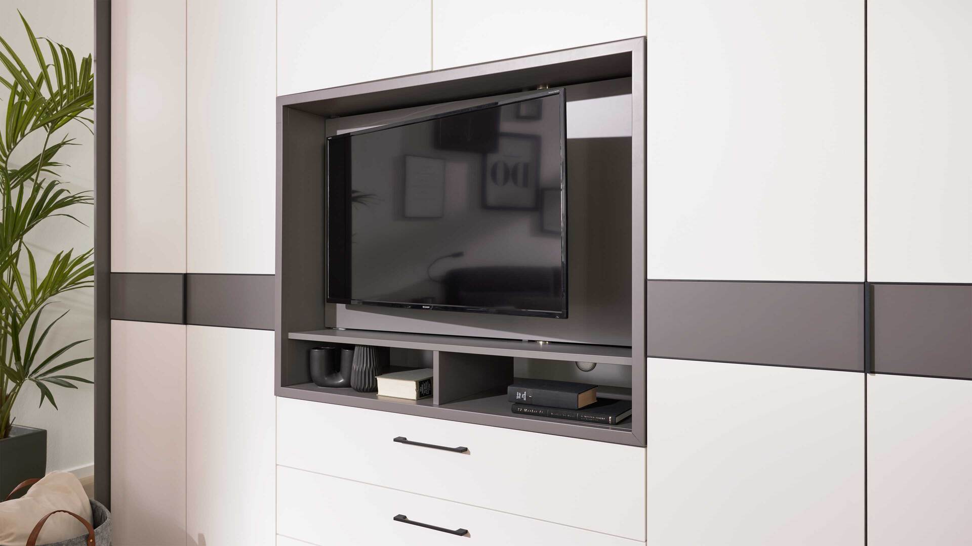 Interliving Kleiderschrank Serie 1207 – Kleiderschrank mit TV-Nische