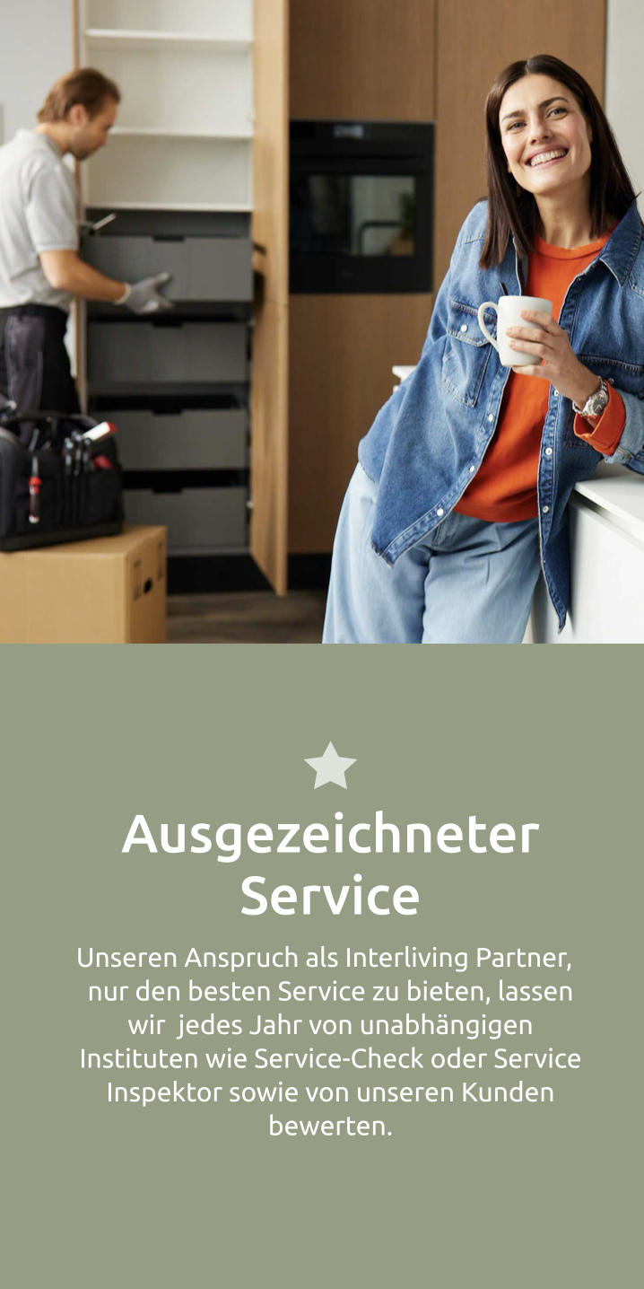 Ausgezeichneter Service; Glückliche Frau im Vordergrund, Monteur im Hintergrund