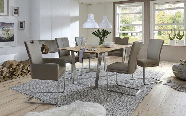 Esszimmertisch in Holzoptik in Grau mit Stühlen außenrum