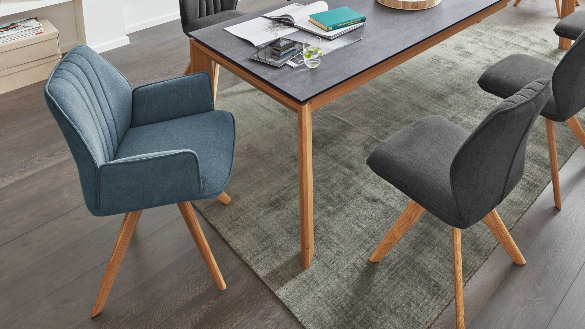 Interliving Esszimmer Serie 5102 – Armlehn-Polsterstuhl mit Drehfunktion