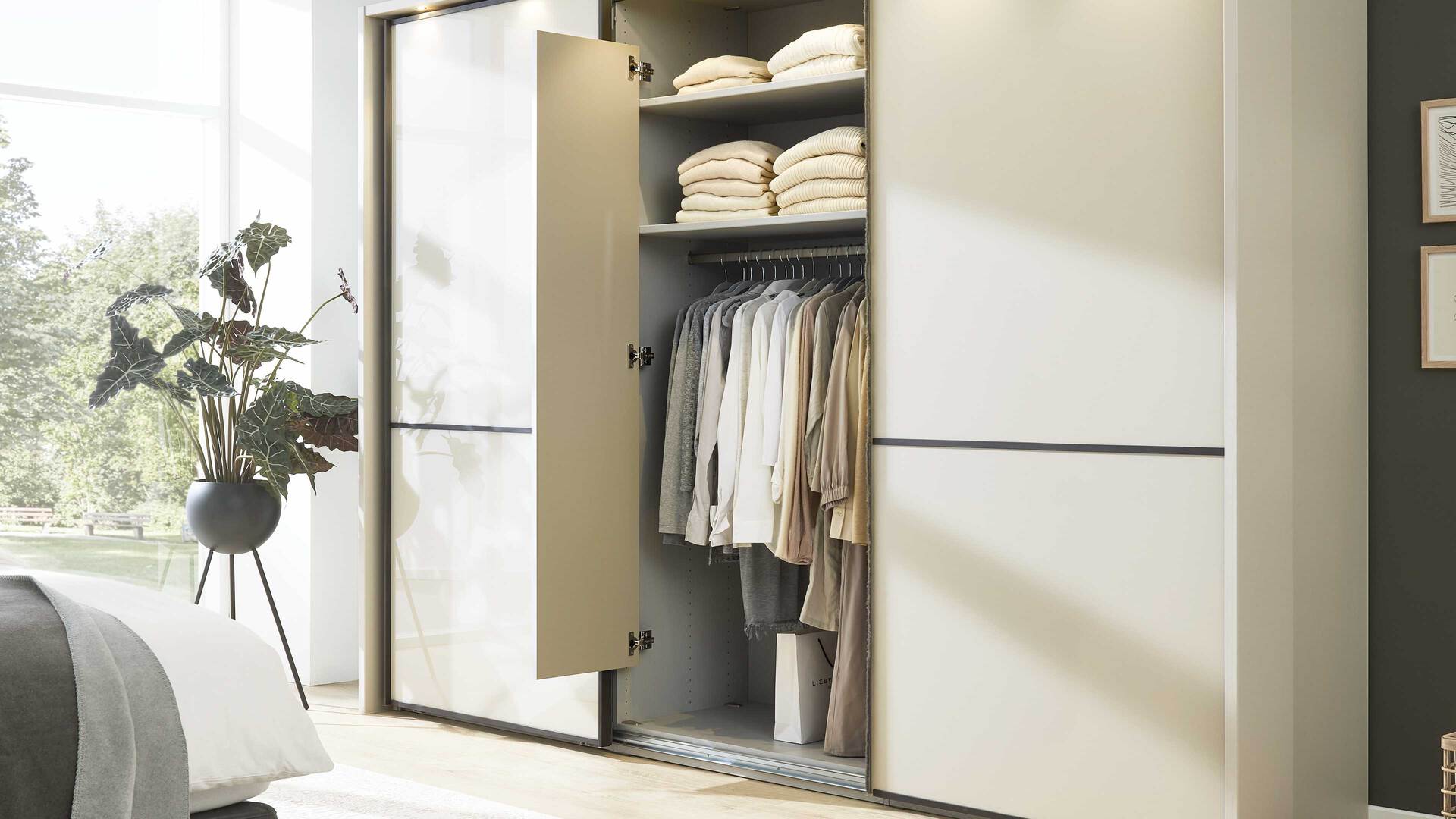 Interliving Kleiderschrank Serie 1205 – Schwebetürenschrank