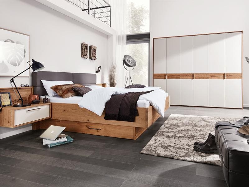 Modernes Schlafzimmer, mit Bett aus Holz