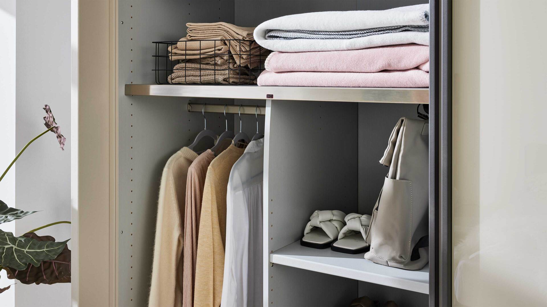 Interliving Kleiderschrank Serie 1205 – Schwebetürenschrank