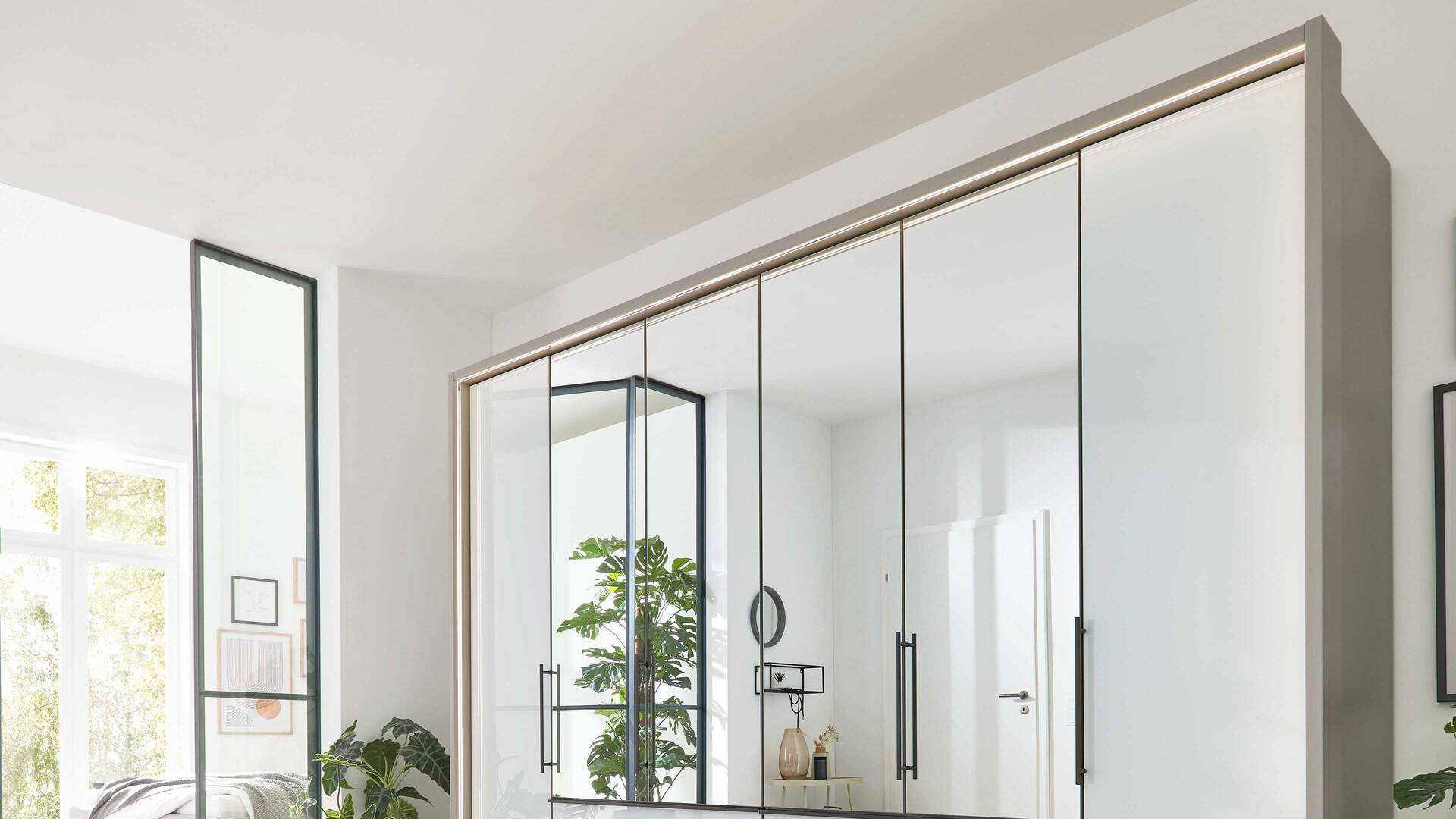 Interliving Kleiderschrank Serie 1205 – Falttürenschrank