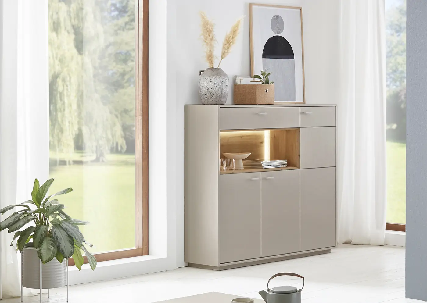 Highboard mit LED-Beleuchtung