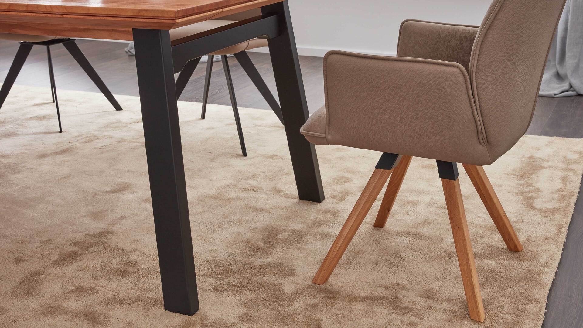 Interliving Esszimmer Serie 5102 – Armlehn-Polsterstuhl